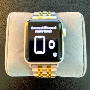 Apple Watch Series 3, bundles with 3 watch bands.